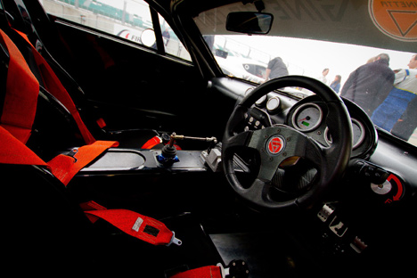 En Ginetta G40 set indefra, en rigtig racerbil!